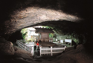 写真：大境洞窟（国指定史跡）