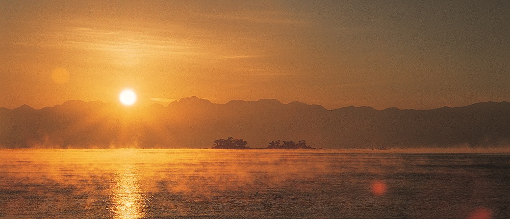写真：朝日が昇る立山連峰